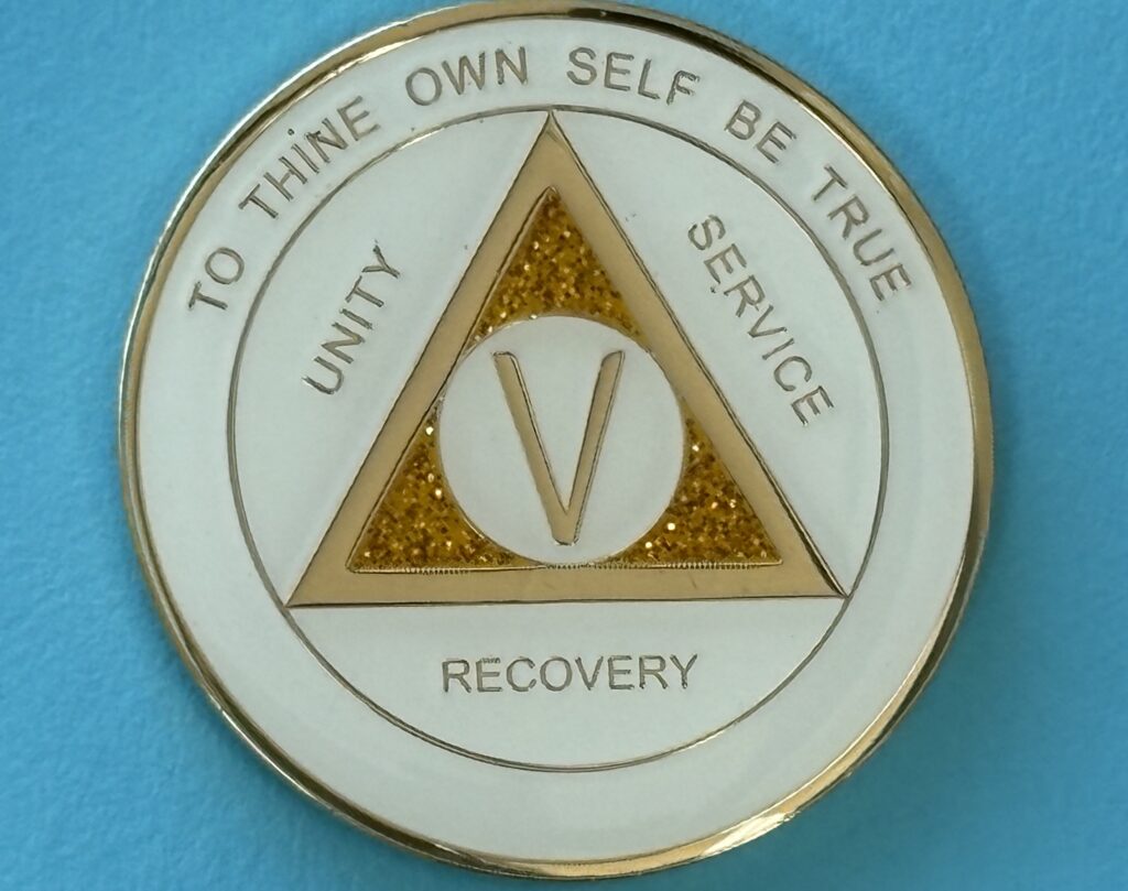 05 Year Medallion White Sparkle Tri-Plate